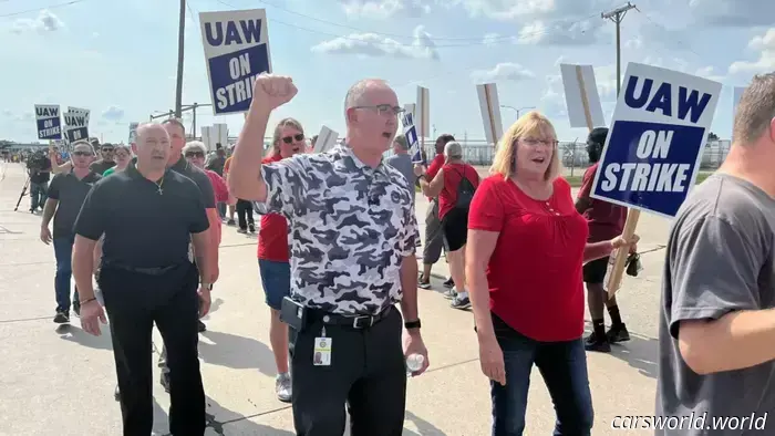 El Presidente Del UAW Pide Aranceles De Importación Más Estrictos, Insiste En Que Los Fabricantes De Automóviles Pueden Pagarlos | Carscoops